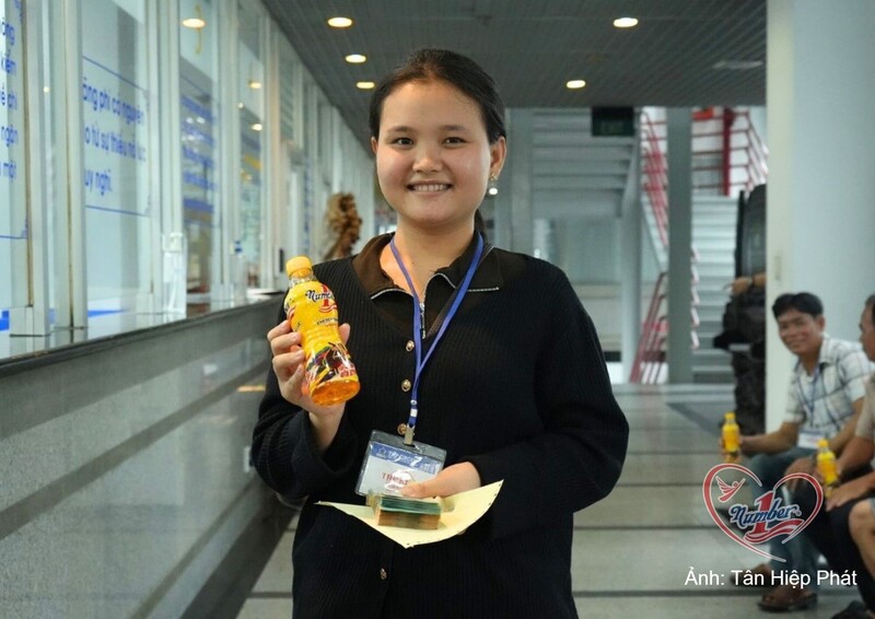 Niềm vui của chị Lê Thị Ngọc Trang khi nhận giải thưởng trị giá 50 triệu đồng nhờ uống Number 1 để tiếp thêm năng lượng khi bán hàng mỗi ngày trong hè 2025.