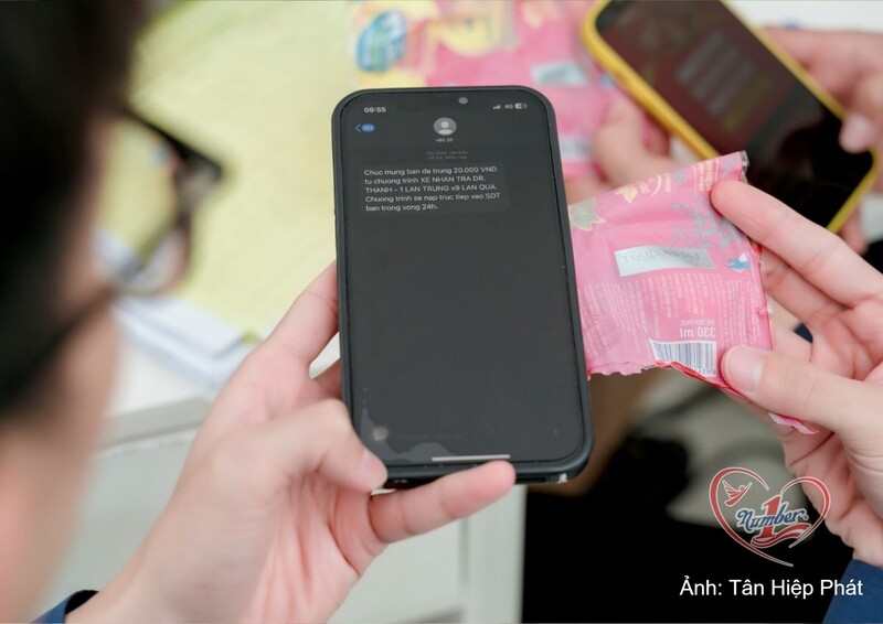 Giá trị của phần thưởng không chỉ nằm ở các thẻ nạp điện thoại được trao khi uống Trà Dr Thanh, Trà Xanh Không Độ hay Number 1, mà còn ở việc nó xuất hiện đúng vào thời điểm cần nhất.