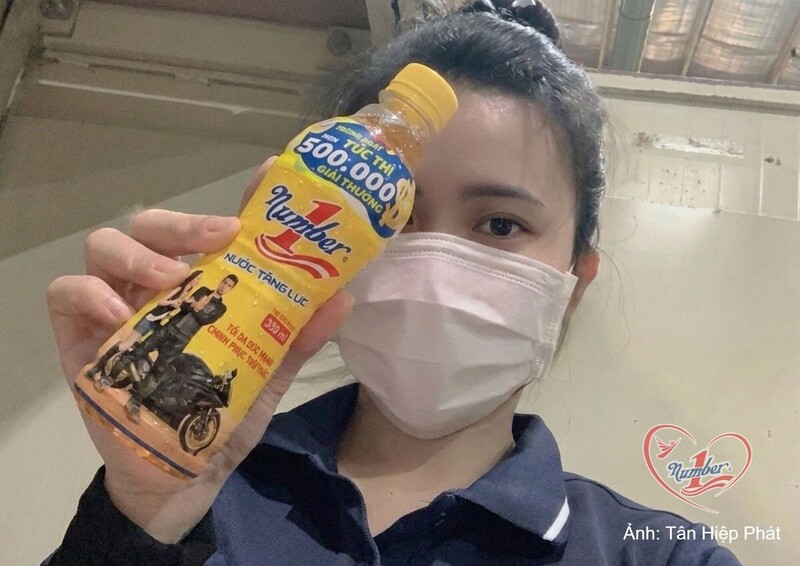 Chị Trần Thị Mỹ Lệ, một công nhân làm gỗ tại Đồng Nai trở thành khách hàng đầu tiên trong hè năm nay may mắn trúng giải Đặc biệt trị giá 100 triệu đồng tiền mặt nhờ tiếp năng lượng mỗi ngày với Number 1.
