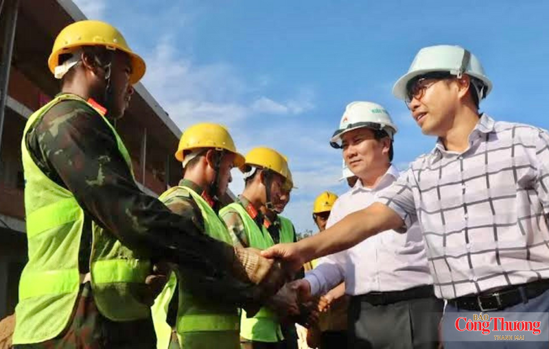 Ông Phạm Xuân Điệp, Giám đốc Ban Quản lý dự án đầu tư xây dựng tỉnh (bên phải) và ông Phạm Văn Nam, Giám đốc Sở Giáo dục và Đào tạo tỉnh Gia Lai (thứ hai từ phải qua) bắt tay động viên các chiến sĩ đang giúp sức tại công trường.