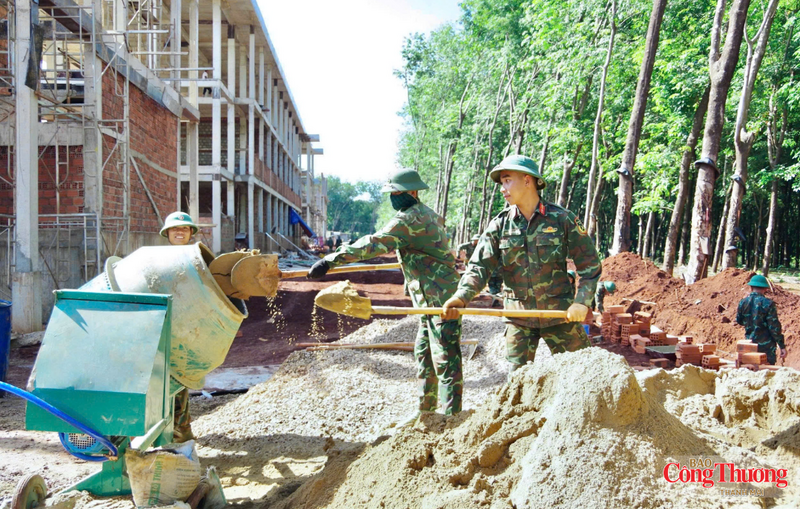 Lực lượng bộ đội góp sức dựng xây trường học nơi biên giới.