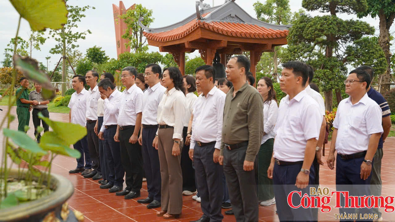 Đoàn công tác Bộ Công Thương đến dâng hương tại Di tích lịch sử quốc gia Bến phà Gianh.