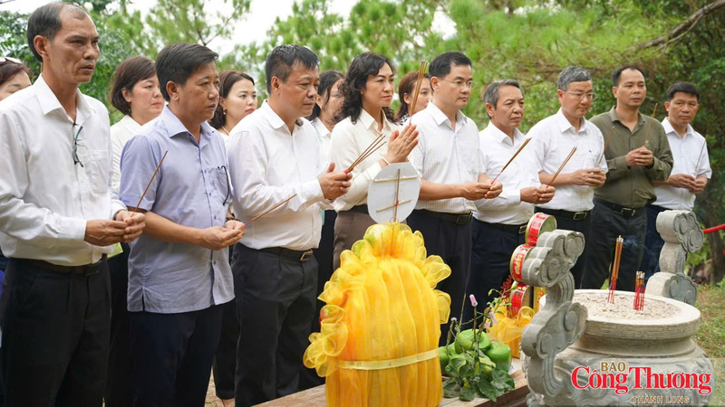 Đoàn công tác Bộ Công Thương dâng hương, dâng hoa tại khu mộ Đại tướng Võ Nguyên Giáp ở Vũng Chùa - Đảo Yến.