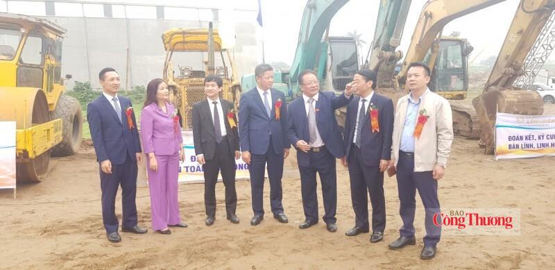 Chủ tịch Tập đoàn Long Biên Nguyễn Đức Thuận đang giới thiệu về định hướng của Tập đoàn với lãnh đạo một số địa phương