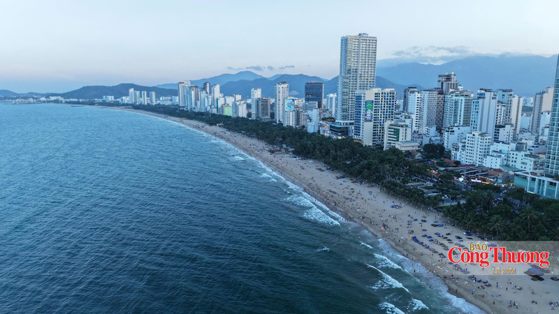 Bãi biển dọc đường Trần Phú, phường Nha Trang, tỉnh Khánh Hoà luôn đông kín khách du lịch.