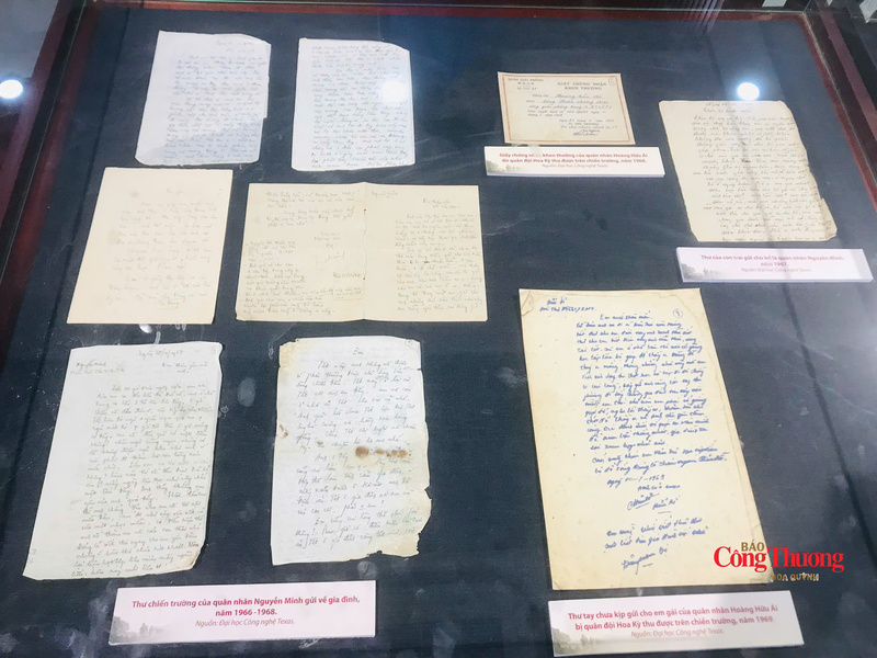 Thư chiến trường của quân nhân Nguyễn Minh gửi về gia đình năm 1966 - 1968 và thư tay chưa kịp gửi em gái của quân nhân Hoàng Hữu Ái bị quân đội Hoa Kỳ thu được trên chiến trường năm 1969.