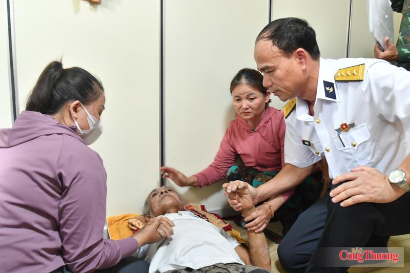 Thượng tá Hà Văn Hậu, Phó Chính ủy Lữ đoàn, động viên, nắm tình hình sức khỏe ngư dân trước khi bàn giao cho gia đình. Ảnh: Xuân Hoá