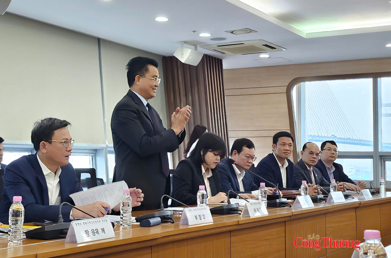 Ông Lê Quang Hòa, Phó Chủ tịch UBND tỉnh Hưng Yên phát biểu tại buổi làm việc với Ban Quản lý Khu Kinh tế tự do Gyeonggi. Ảnh: Cục XTTM