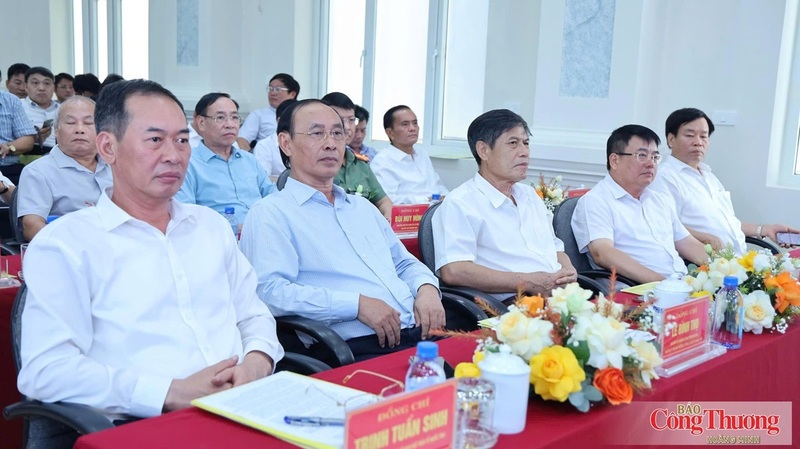 Các đại biểu tham dự buổi lễ.