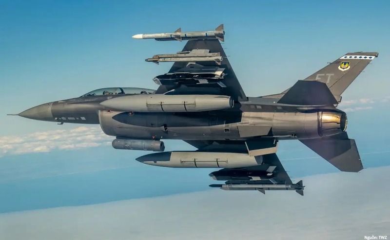 Thử nghiệm tên lửa FAMM trên máy bay F-16. Ảnh: TWZ