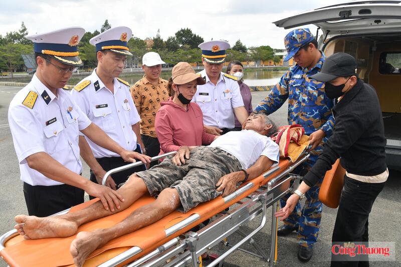 Vận chuyển bệnh nhân lên xe cứu thương về điều trị tại Bệnh viện Quân y 175 theo yêu cầu của gia đình. Ảnh: Xuân Hoá