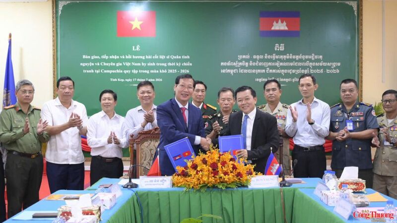 Lễ ký kết biên bản bàn giao, tiếp nhận hài cốt liệt sĩ.