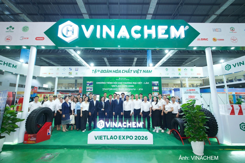 Đoàn công tác của Tập đoàn Hoá chất Việt Nam tại gian hàng của Vinachem tại VIETLAO EXPO 2026