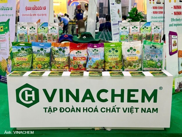 Tại triển lãm, Supe Lâm Thao giới thiệu nhiều dòng sản phẩm chủ lực đã tạo dựng uy tín trên thị trường như phân bón NPK-S Lâm Thao, NPK-S vi sinh, phân bón hữu cơ khoáng, cùng nhiều công thức chuyên dùng phù hợp với từng loại cây trồng và từng giai đoạn sinh trưởng.
