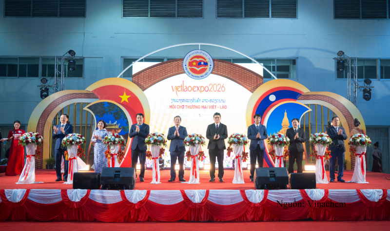 Tổng giám đốc Tập đoàn Hoá chất Việt Nam Nguyễn Hữu Tú tham gia cắt băng khai mạc VIETLAO EXPO 2026