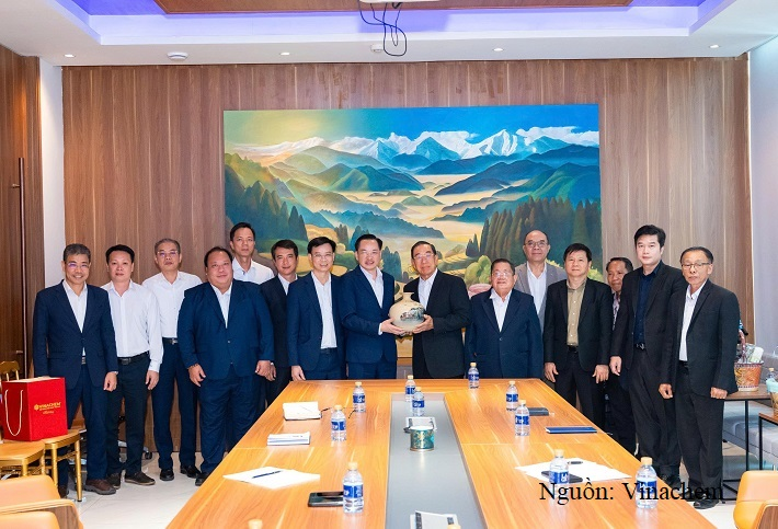 Đoàn công tác Vinachem do Tổng giám đốc Nguyễn Hữu Tú làm Trưởng đoàn đã đến thăm và làm việc tại trụ sở Tập đoàn Phongsavanh