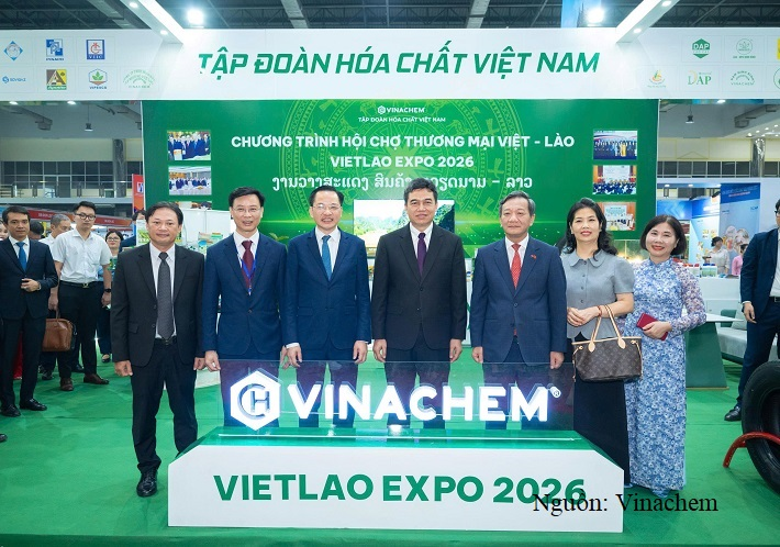 Đại sứ Nguyễn Minh Tâm và các lãnh đạo Bộ Công Thương Việt Nam và CHDCND Lào tới thăm gian hàng VINACHEM tại hội chợ.