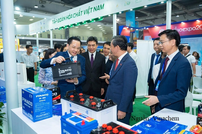 Đại sứ Việt Nam tại Lào - ông Nguyễn Minh Tâm và Thứ trưởng Bộ Công Thương Lào Phouthavanh Nanthavong tham quan gian hàng VINACHEM