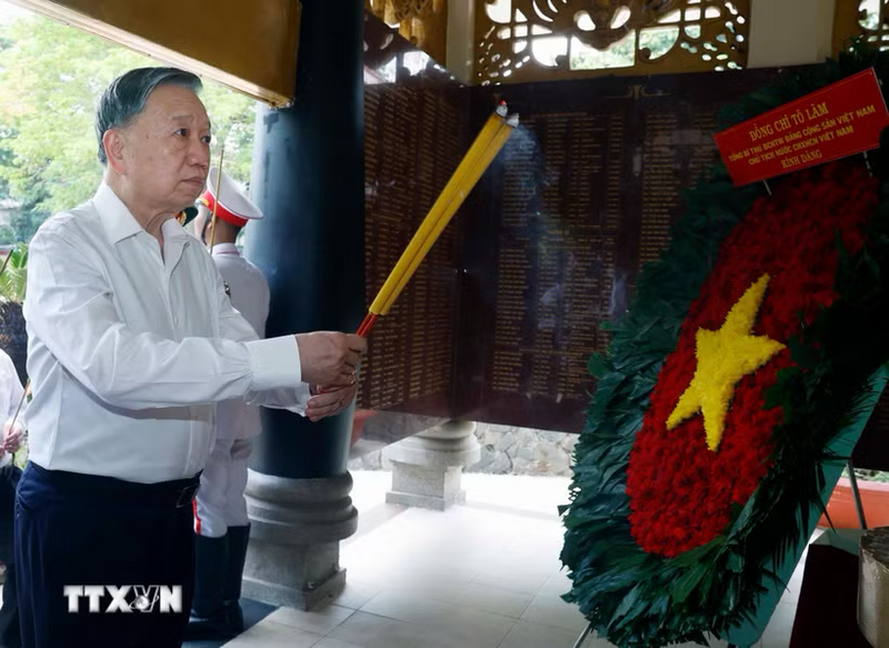 Tổng Bí thư, Chủ tịch nước Tô Lâm dâng hương tại Nhà bia tưởng niệm các Anh hùng liệt sĩ. Ảnh: Thống Nhất/TTXVN