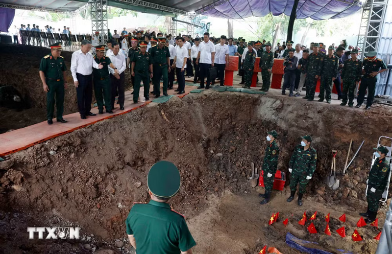 Tổng Bí thư, Chủ tịch nước Tô Lâm đến thị sát khu vực các lực lượng chức năng đang ngày đêm tìm kiếm, quy tập hài cốt liệt sĩ tại Công viên Lê Thị Riêng. Ảnh: Thống Nhất/TTXVN