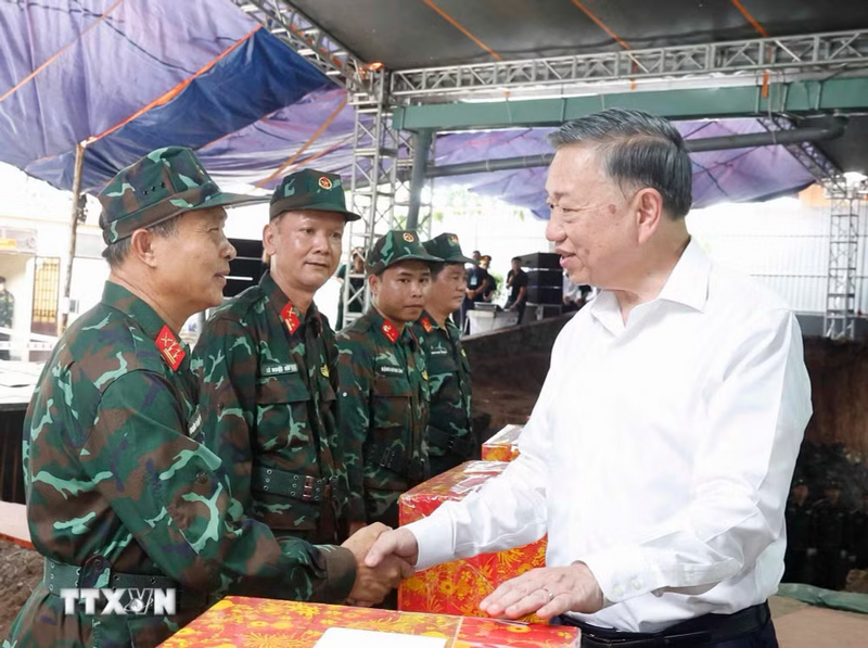 Tổng Bí thư, Chủ tịch nước Tô Lâm thăm hỏi, tặng quà cho các lực lượng chức năng đang ngày đêm tìm kiếm, quy tập hài cốt liệt sĩ tại Công viên Lê Thị Riêng. Ảnh: Thống Nhất/TTXVN