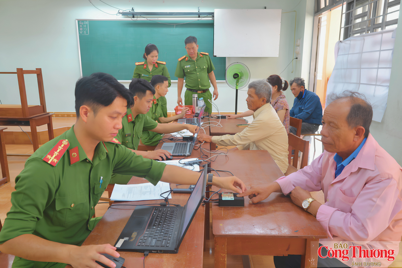 Lực lượng công an đã bố trí cán bộ hướng dẫn xuyên suốt quá trình lấy mẫu, đồng thời sắp xếp phương tiện đưa đón các trường hợp tuổi cao, sức khỏe yếu hoặc gặp khó khăn trong việc đi lại