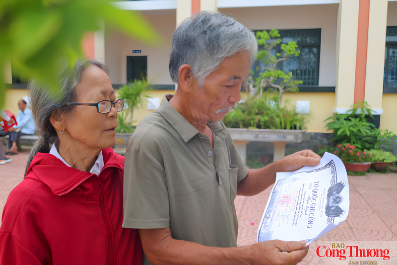 Thân nhân của các liệt sĩ với những tư liệu còn sót lại vẫn mong muốn tìm được nơi các anh ngã xuống
