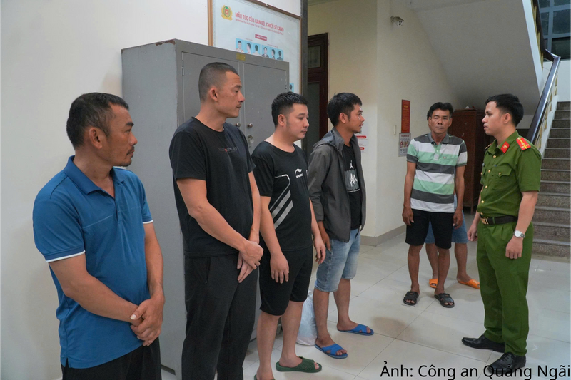 Các đối tượng bị tạm giữ để mở rộng điều tra đường dây cá độ bóng đá qua mạng
