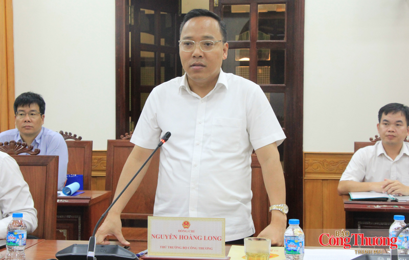 Thứ trưởng Bộ Công Thương Nguyễn Hoàng Long phát biểu tại buổi làm việc.