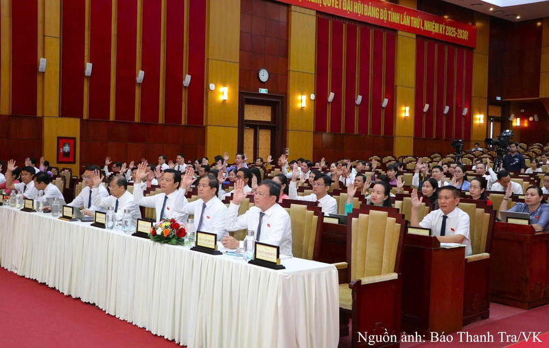 Các đại biểu HĐND tỉnh Tây Ninh khóa XI biểu quyết thông qua nghị quyết tại kỳ họp thứ 5