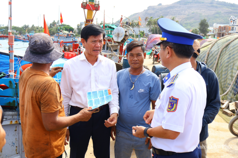 Lực lượng Cảnh sát biển cùng địa phương “đi từng ngõ, gõ từng tàu” nhắc nhở ngư dân chấp hành nghiêm các quy định về khai thác IUU.