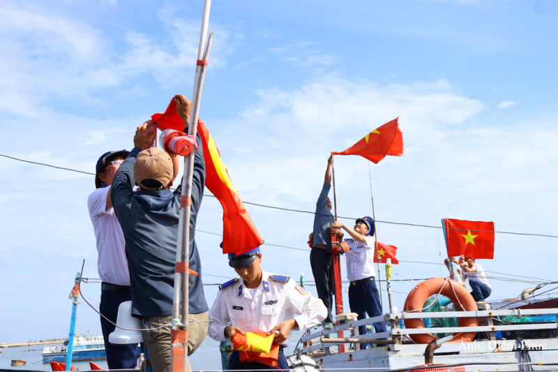 Mỗi lá cờ trên tung bay trên tàu như lời nhắc nhở ngư dân khai thác đúng luật, gìn giữ uy tín, hình ảnh Việt Nam trên trường quốc tế.