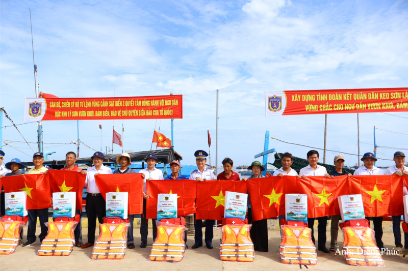 Cảnh sát biển trao quà hỗ trợ và động viên các ngư dân vươn khơi bám biển.