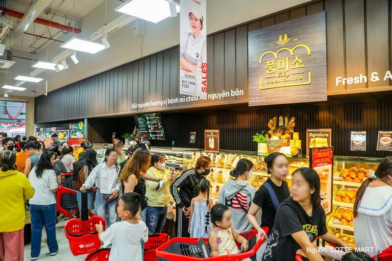 Quầy bánh Poongmiso với các dòng bánh tươi được chế biến mỗi ngày là một trong những điểm đến yêu thích của người tiêu dùng các siêu thị LOTTE MART