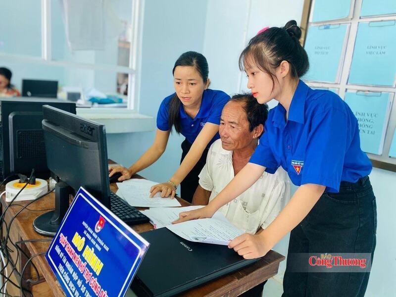 Lực lượng đoàn viên thanh niên hỗ trợ người dân thực hiện các thủ tục hành chính trên nền tảng số Ảnh: Duy Hà