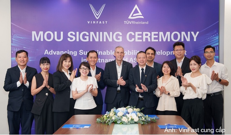 VinFast chính thức ký kết biên bản ghi nhớ (MOU) về việc hợp tác chiến lược với TÜV Rheinland, đơn vị thử nghiệm, kiểm định và chứng nhận kỹ thuật ô tô có trụ sở tại Đức.