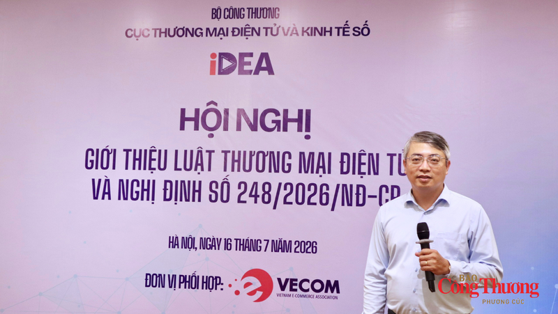 Ông Hoàng Ninh, Phó Cục trưởng Cục Thương mại điện tử và Kinh tế số trao đổi tại Hội nghị.