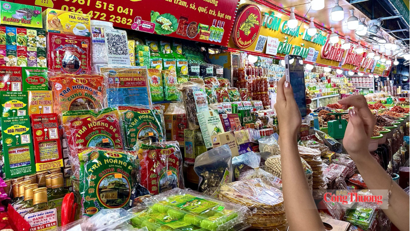 Khách hàng linh hoạt lựa chọn quét mã QR chuyển khoản khi mua sắm tại chợ Đông Ba.