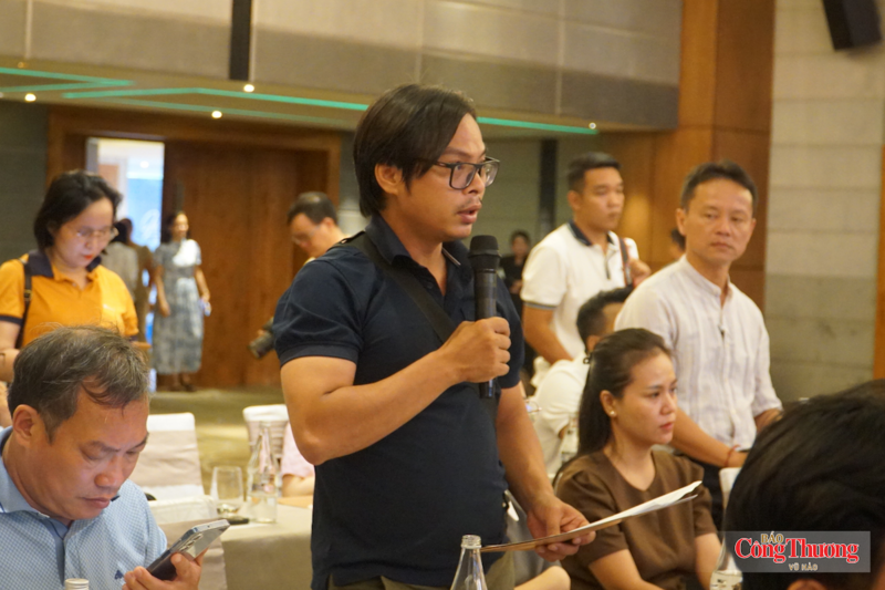 Các đại biểu đặt câu hỏi tại họp báo