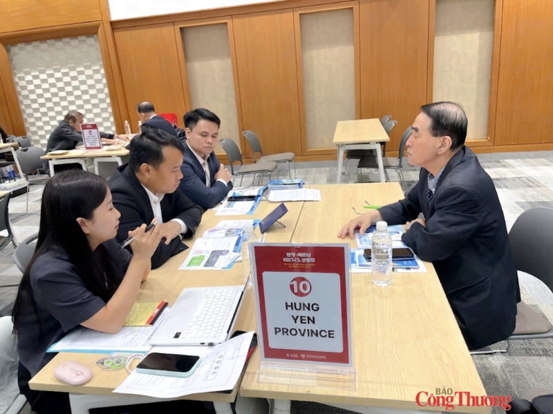 Đại diện tỉnh Hưng Yên và các đối tác Hàn Quốc trao đổi trực tiếp tại các phiên kết nối B2B. Ảnh: Cục XTTM