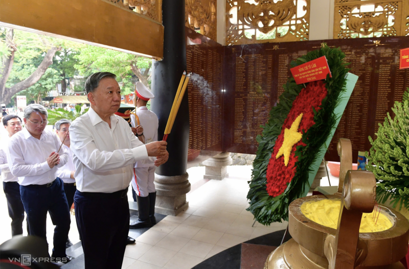 Tổng Bí thư, Chủ tịch nước Tô Lâm dâng hương các anh hùng liệt sĩ tại công viên Lê Thị Riêng. Ảnh: VnExpress