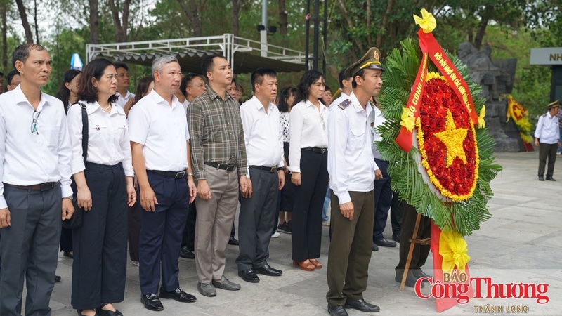 Đoàn công tác Bộ Công Thương  thành kính dâng hoa tại Nghĩa trang Liệt sĩ Quốc gia Trường Sơn