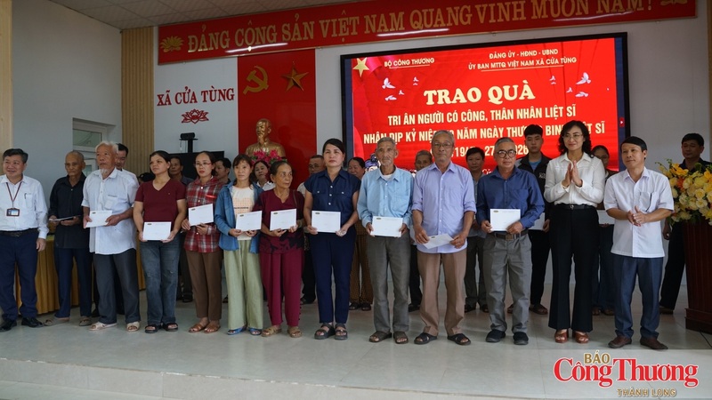 Thứ trưởng Phan Thị Thắng cùng đại diện lãnh đạo xã Cửa Tùng tặng quà cho các gia đình chính sách tại xã Cửa Tùng.