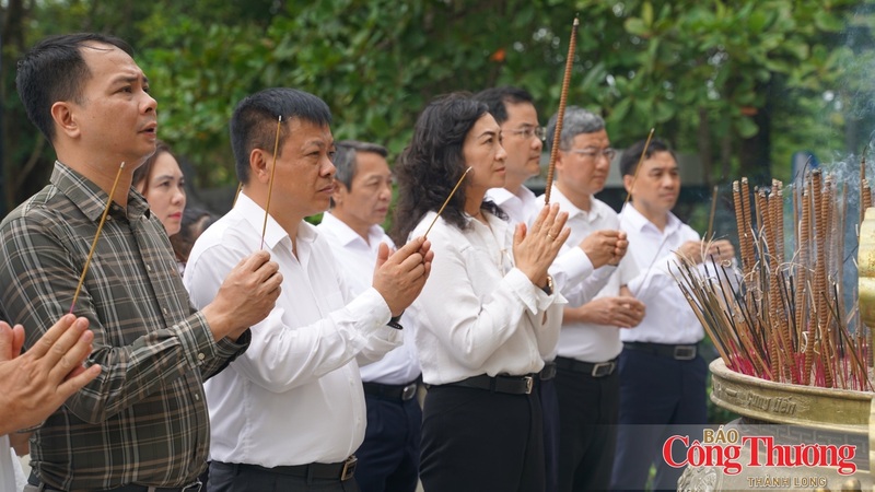 Đoàn công tác Bộ Công Thương dâng hương tại Nghĩa trang Liệt sĩ Quốc gia Trường Sơn