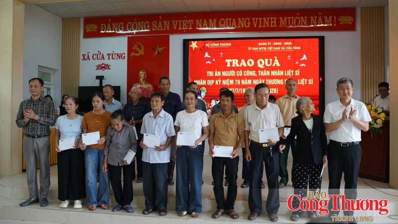 Đại diện Trường Đại học Kinh tế – Kỹ thuật Công nghiệp và Tổng công ty máy Động lực và Máy nông nghiệp Việt Nam tặng quà cho các gia đình chính sách.