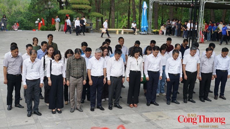 Đoàn công tác dành một phút mặc niệm tưởng nhớ đến các Anh hùng liệt sĩ đã ngã xuống để bảo vệ Tổ quốc.