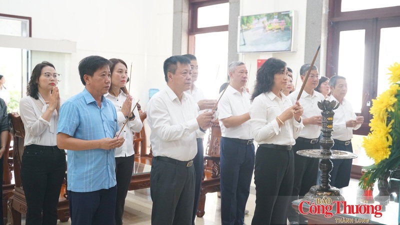 Đoàn công tác dâng hương lên Bàn thờ Chủ tịch Hồ Chí Minh tại Nghĩa trang Liệt sĩ Quốc gia Đường 9