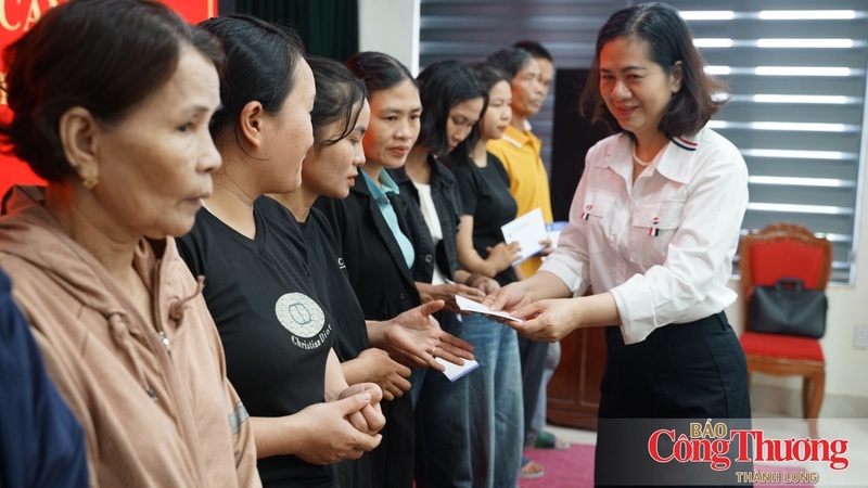 Quyền Trưởng ban Tuyên giáo và Dân vận Đảng ủy Bộ Công Thương Nguyễn Minh Huệ tặng quà cho các gia đình chính sách.