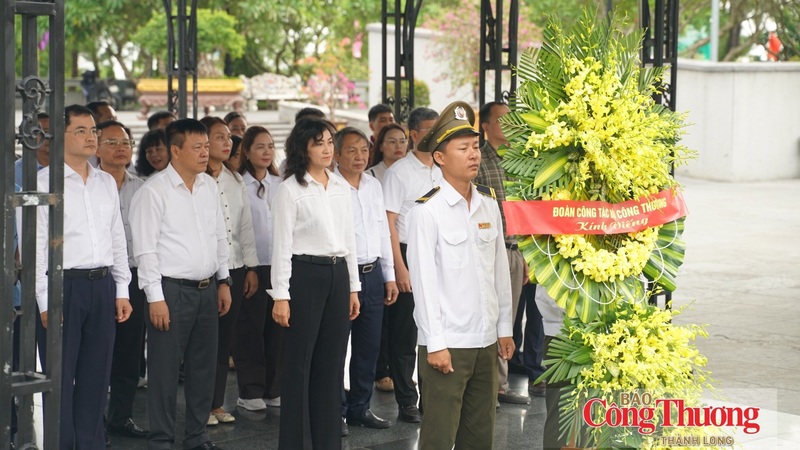 Đoàn công tác Bộ Công Thương do Thứ trưởng Phan Thị Thắng làm trưởng đoàn đã thành kính dâng hoa, dâng hương tại Nghĩa trang Liệt sĩ Quốc gia Đường 9