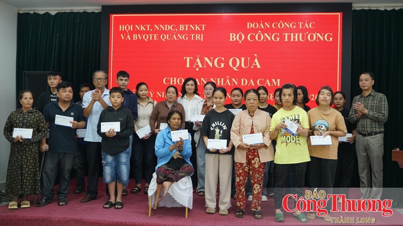 Thứ trưởng Phan Thị Thắng trao quà cho các nạn nhân chất độc da cam và gia đình có hoàn cảnh khó khăn trên địa bàn.